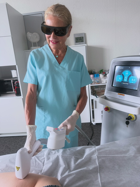 Laser-Behandlung mit dem Diodenlaser für die permanente Haarentfernung.